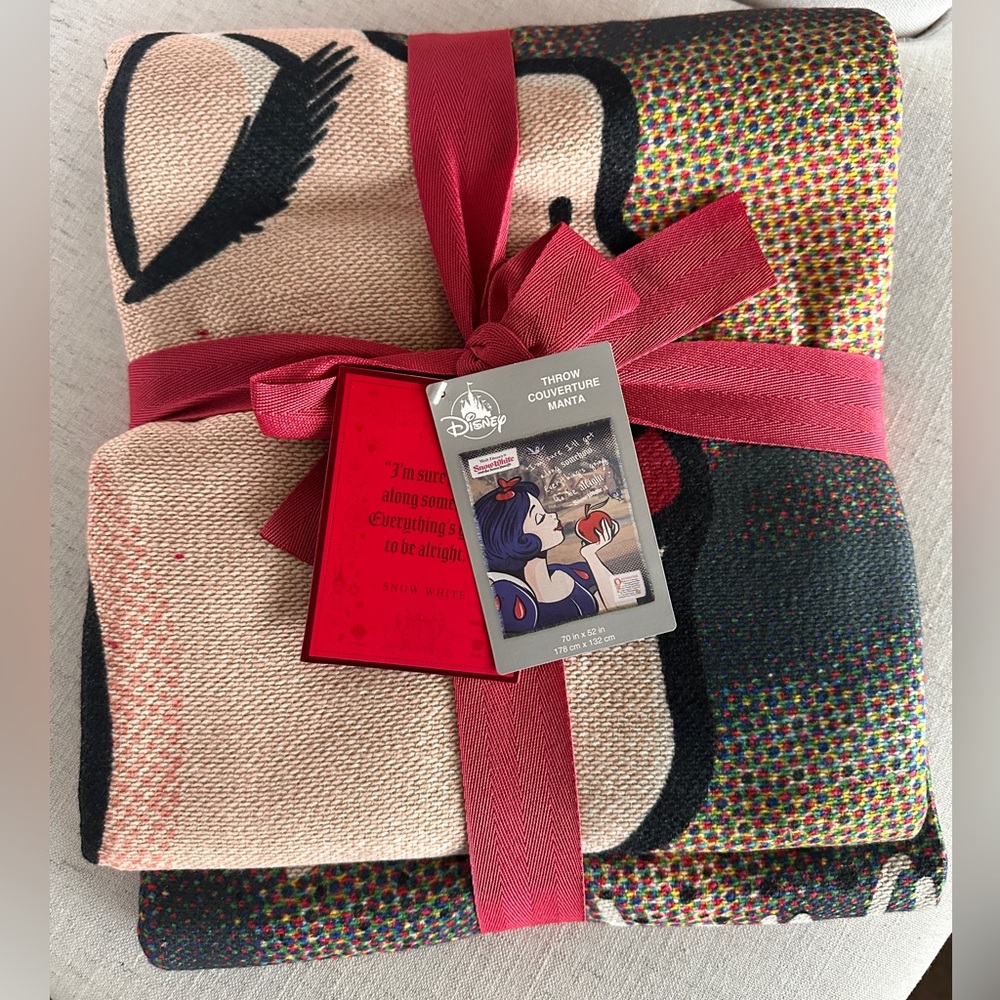 New 
Disney Throw Snow White